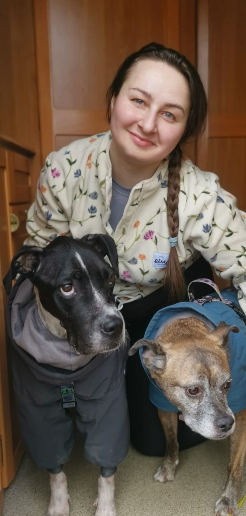 Klaudia z psami Forrestem i Kirą podczas codziennego życia po pracy z psami z lękiem separacyjnym