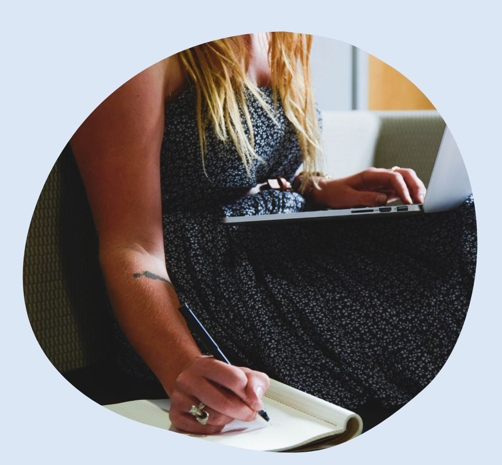 Behawiorystka analizująca przebieg treningu psa na podstawie notatek i nagrań